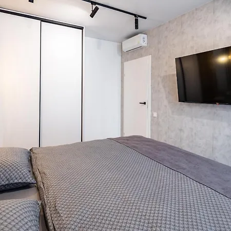 Stylisch New With One Bedroom *