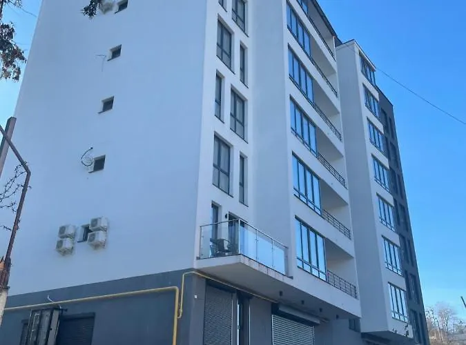 Stylisch New With One Bedroom