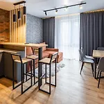 Stylisch New With One Bedroom דירה