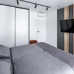 Stylisch New With One Bedroom *