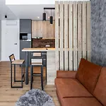 Stylisch New With One Bedroom