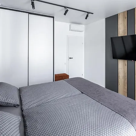 Stylisch New With One Bedroom *